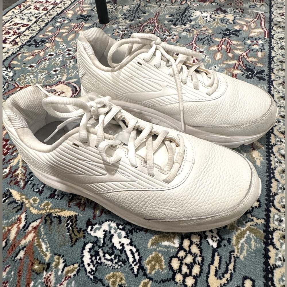 Brooks size 8.5 WIDE white Addiction Walker sneakers
Lightly used